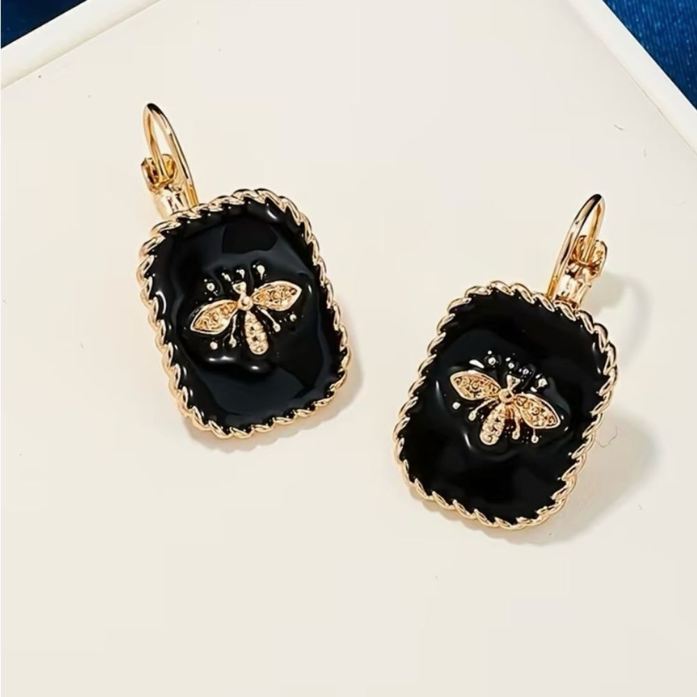 🐝 NEW Elegant Black and Gold Bee Earrings 🐝